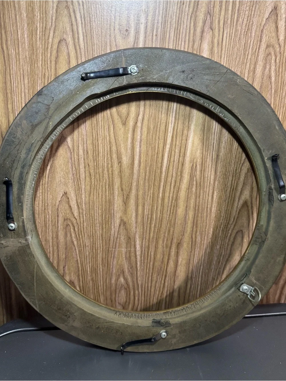 Classic Round Gold Picture Frame with Subtle Wood Grain